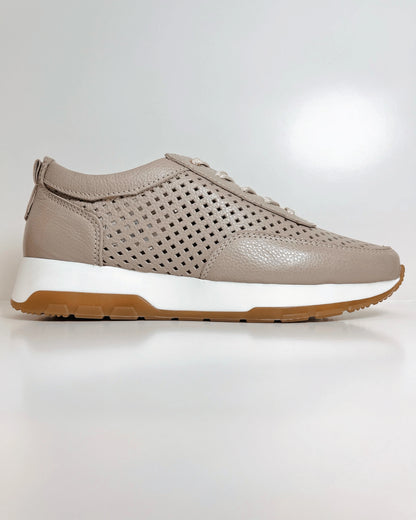 TENIS BEIGE CASUAL CON DISENO PERFORADO