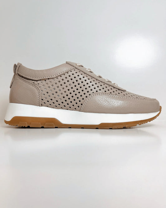 TENIS BEIGE CASUAL CON DISENO PERFORADO