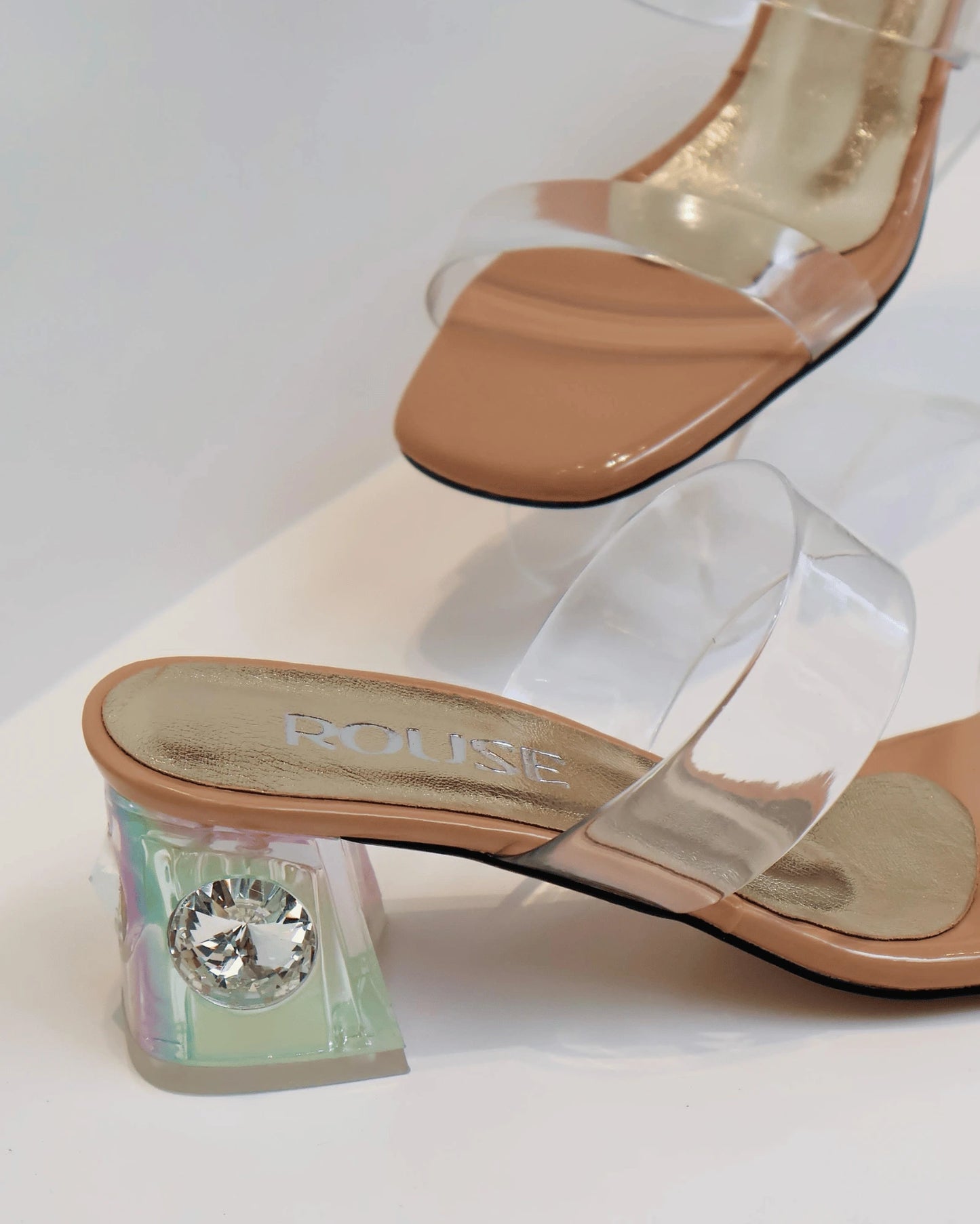 SANDALIA DE TACON  MEDIO CON PIEDRA CAMEL