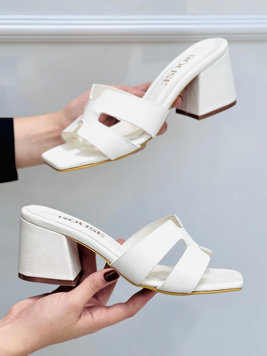 SANDALIA DE TACON EN CUERO BEIGE