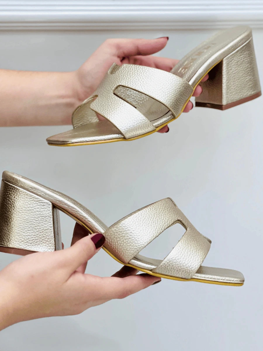 SANDALIA DE TACON EN CUERO DORADO