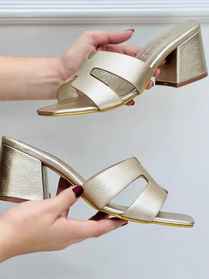 SANDALIA DE TACON EN CUERO DORADO